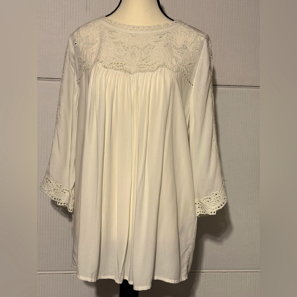 CHICO’S Elegant Cream Lace Women's Top Pretty embroidery trim on the 17” sleeve
